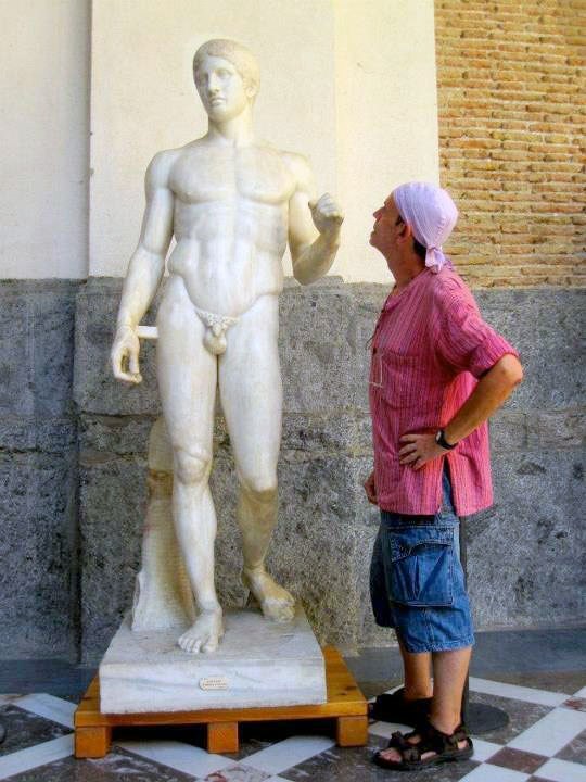 Contemplando la estatua de Dorífolo encontrada en la Palestra Samnita de Pompeya.