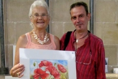 Al lado de la excepcional pintora de acuarelas bucólicas, Yvonne Harry, de Bristol, en la Catedral de Wells (Reino Unido)